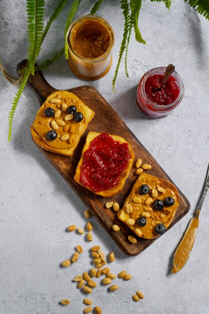 Draufsicht köstliche erdnussbutter mit blaubeeren