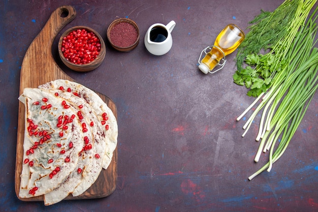 Draufsicht köstliche Fleisch-Qutabs-Pitas mit frischen roten Granatäpfeln auf einem dunklen Hintergrundteigmahlzeit-Nahrungsmittel-Pita