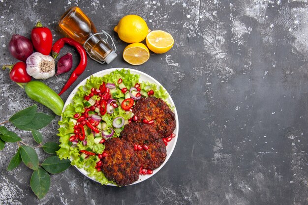 Draufsicht köstliche Fleischkoteletts mit frischem Salat