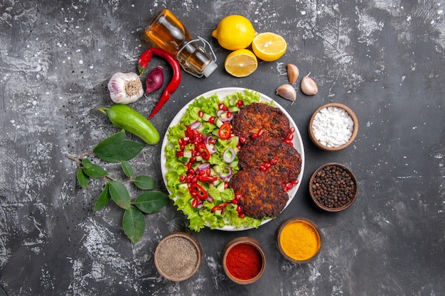 Draufsicht köstliche Fleischkoteletts mit frischem Salat