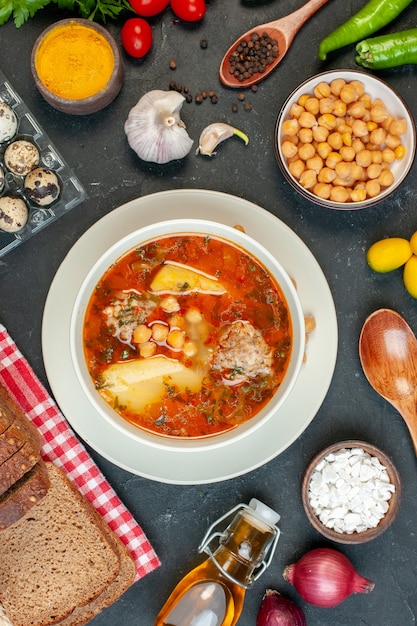 Draufsicht köstliche Fleischsuppe besteht aus Kartoffelfleisch und Bohnen auf dunklem Hintergrund