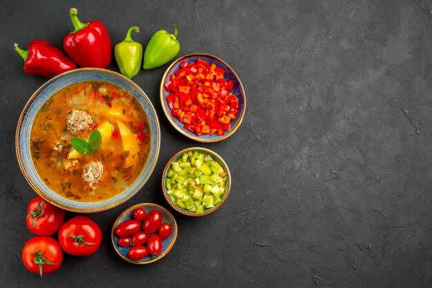 Draufsicht köstliche Fleischsuppe mit frischem Gemüse auf dem dunklen Tischgericht Foto Mahlzeit Essen