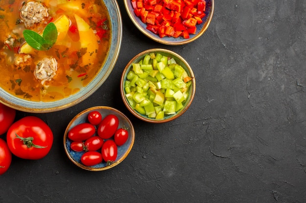 Draufsicht köstliche Fleischsuppe mit frischem Gemüse auf dem dunklen Tischgericht Foto Mahlzeit Essen