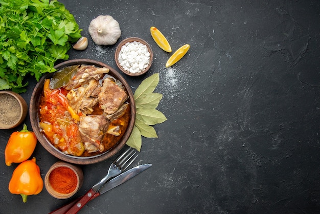 Draufsicht köstliche Fleischsuppe mit Gemüse auf dunkler Fleischfarbe graue Soße Mahlzeit warmes Essen Kartoffel Abendessen Gericht