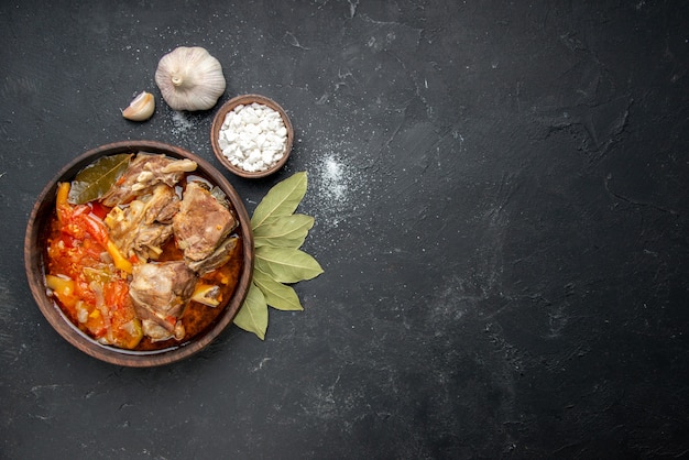 Draufsicht köstliche Fleischsuppe mit Gemüse auf dunkler Fleischfarbe graue Soße Mahlzeit warmes Essen Kartoffel-Foto-Abendessen-Gericht