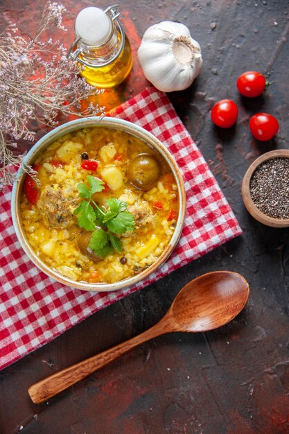 Draufsicht köstliche Fleischsuppe mit Kartoffeln in kleinem Teller auf dunklem Hintergrund Fleischtischgericht Abendessen horizontales Essen Mahlzeit Küche kochen