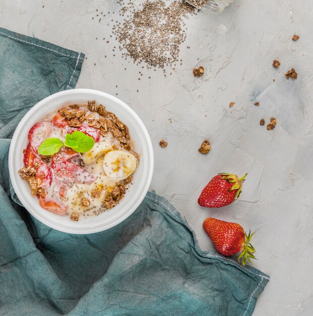 Draufsicht köstliche Frühstücksschüssel mit Erdbeeren