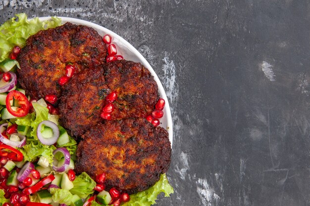 Draufsicht köstliche gebratene Schnitzel mit frischem Salat