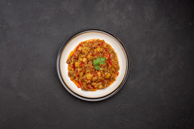 Draufsicht köstliche Gemüsemahlzeit geschnittenes gekochtes Gericht innerhalb Platte auf dem grauen Hintergrund Abendessen Mahlzeit Essenssauce Suppe