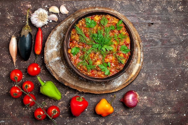 Draufsicht köstliche Gemüsemahlzeit in Scheiben geschnitten gekocht mit frischem Gemüse auf dem dunklen Hintergrund Mahlzeit Essen Abendessen Sauce Suppe