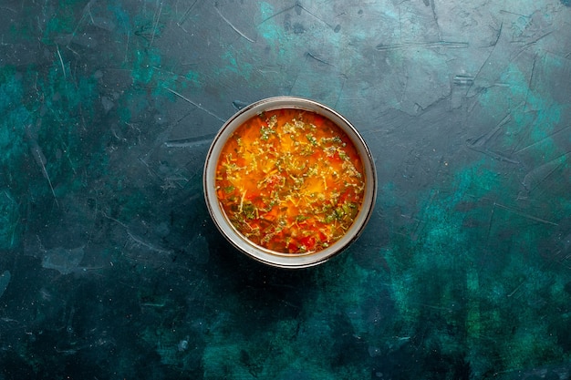 Kostenloses Foto draufsicht köstliche gemüsesuppe innerhalb platte auf dunkelgrünem hintergrund lebensmittelgemüse zutaten suppe produkt mahlzeit