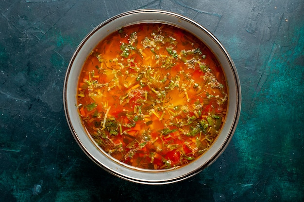 Draufsicht köstliche Gemüsesuppe innerhalb Platte auf dunkelgrüner Oberfläche Lebensmittelgemüse Zutaten Suppe Produkt Mahlzeit