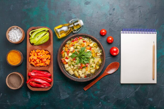 Draufsicht köstliche Gemüsesuppe mit verschiedenen Zutaten und Gewürzen auf dunkler Oberfläche Suppe Gemüsesauce Essen warmes Essen Mahlzeit