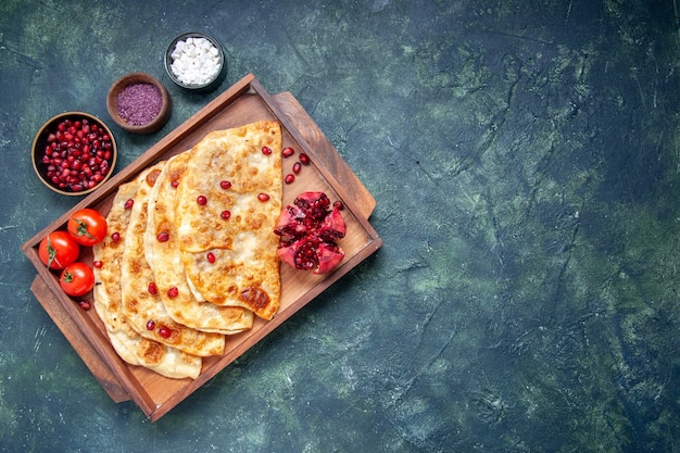 Draufsicht köstliche gutabs dünne heiße Kuchen mit Fleisch im Schreibtisch auf der dunklen Oberfläche