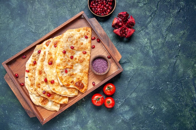 Draufsicht köstliche gutabs dünne heiße Kuchen mit Fleisch im Schreibtisch auf der dunklen Oberfläche