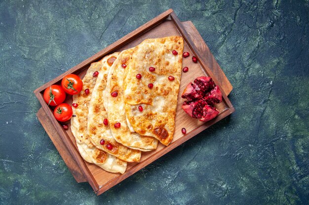 Draufsicht köstliche gutabs dünne heiße Kuchen mit Fleisch im Schreibtisch auf der dunklen Oberfläche