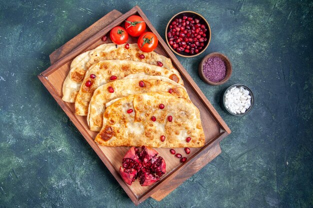 Draufsicht köstliche gutabs dünne heiße Kuchen mit Fleisch im Schreibtisch auf der dunklen Oberfläche