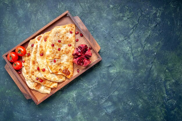 Draufsicht köstliche gutabs dünne heiße Kuchen mit Fleisch im Schreibtisch auf der dunklen Oberfläche