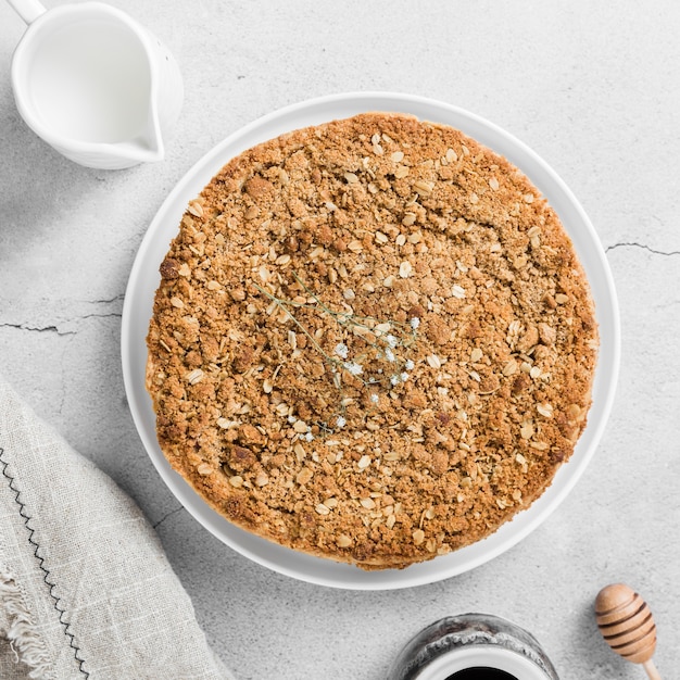 Kostenloses Foto draufsicht köstliche handgemachte torte auf dem tisch