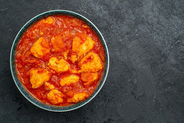 Draufsicht köstliche Hühnerscheiben mit Tomatensauce auf dem grauen Hintergrundsaucengericht Fleischhühnchentomate to