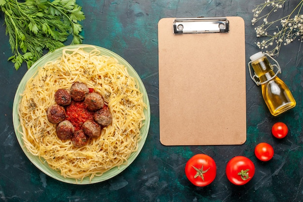 Draufsicht köstliche italienische Nudeln mit Fleischbällchen und Tomatensauce auf blauem Hintergrund Teig Nudelgericht Fleisch Abendessen Essen Italien