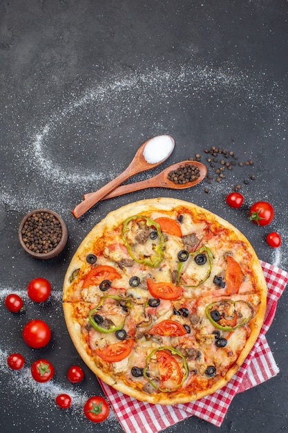 Draufsicht köstliche Käsepizza mit roten Tomaten auf dunkler Oberfläche