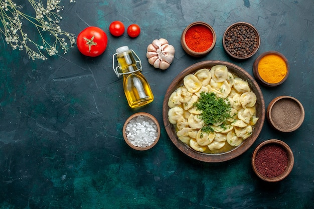 Draufsicht köstliche Knödel mit verschiedenen Gewürzen auf dunkelgrünem Schreibtischmehl Teigfleisch Gemüse Abendessen Gebäck