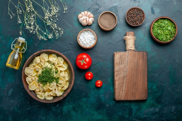 Draufsicht köstliche Knödelsuppe mit Gewürzen auf grüner Oberfläche Lebensmittelmahlzeitsuppe Teigfleisch