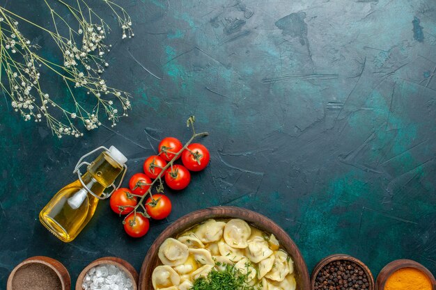 Draufsicht köstliche Knödelsuppe mit Öl und Gewürzen auf grünem Hintergrund Teignahrungsmittelsuppenfleisch