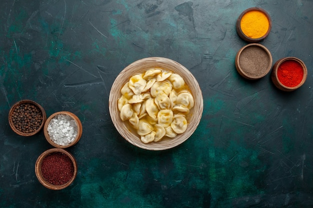 Draufsicht köstliche Knödelsuppe mit verschiedenen Gewürzen auf dunkelgrünem Oberflächennahrungsteig Gemüsesuppenfleisch