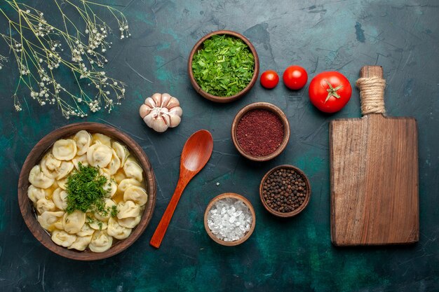 Draufsicht köstliche Knödelsuppe mit verschiedenen Gewürzen auf dunkelgrüner Oberflächensuppe Lebensmittelfleisch Gemüseteig