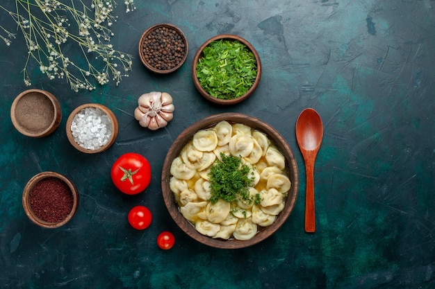 Draufsicht köstliche Knödelsuppe mit verschiedenen Gewürzen auf grüner Oberfläche Suppe Essen Fleisch Gemüse Teig