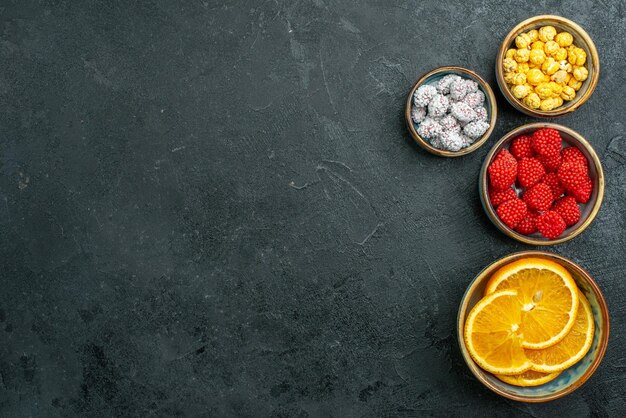 Draufsicht köstliche Konfitüren mit Orange auf dunkler Oberfläche Fruchtkonfitüre Zucker Kandis Goodie