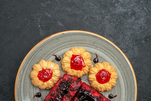 Draufsicht köstliche Kuchen fruchtige Süßigkeiten mit Keksen auf dunklem Hintergrund Teekekse Kekskuchen Kuchen süß