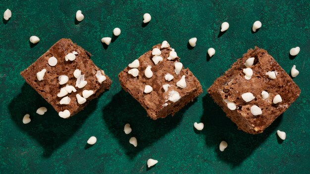 Draufsicht köstliche kuchen mit schokoladenstückchen
