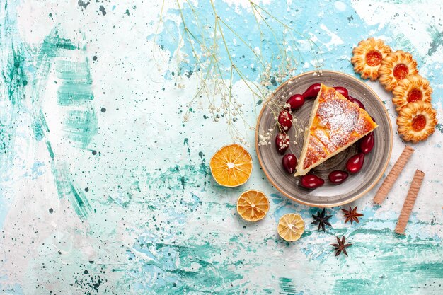 Draufsicht köstliche Kuchenscheibe mit Keksen auf einem blauen Wandkuchen backen Kuchenkeks süß