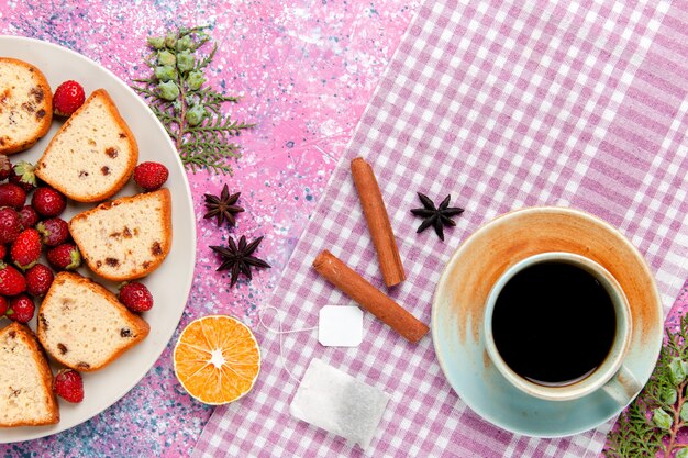 Draufsicht köstliche Kuchenscheiben mit frischem roten Erdbeerkaffee auf rosa Schreibtischkuchen backen süßen Keksfarbkuchenkuchenzucker