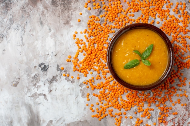 Draufsicht köstliche Linsensuppe im Teller auf einer hellen Oberfläche Pflanzensuppe Farbfoto Lebensmittel Samenschale