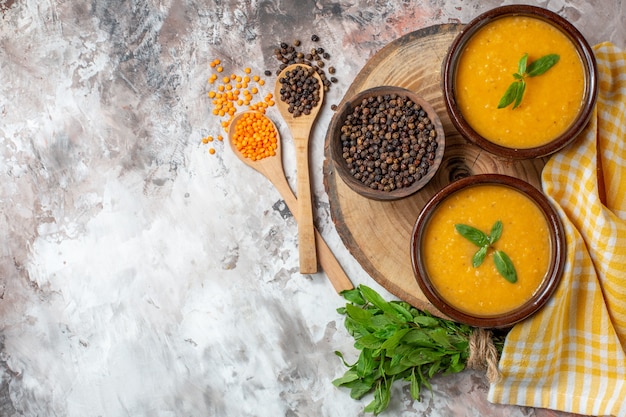 Draufsicht köstliche Linsensuppe in Tellern auf hellem Hintergrund Farbe Samen Pflanzensuppe Essen Gericht Foto Brot heiß