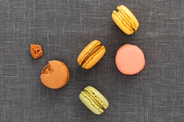 Draufsicht köstliche Macarons auf dem Tisch