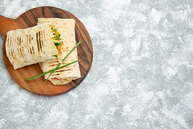 Draufsicht köstliche Mahlzeit Sandwich aus Fleisch gegrillt auf einem Spieß auf weißen Raum geschnitten