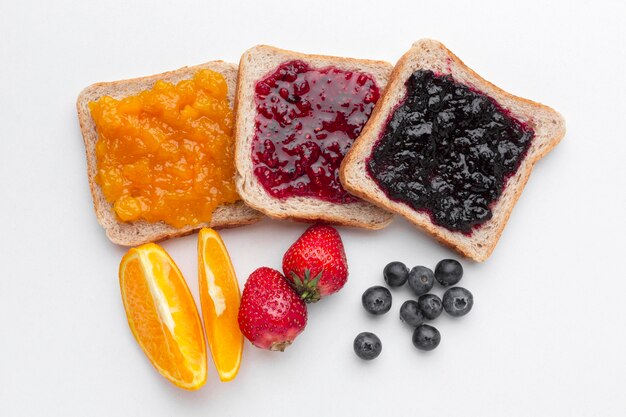 Draufsicht köstliche Marmelade auf Brot