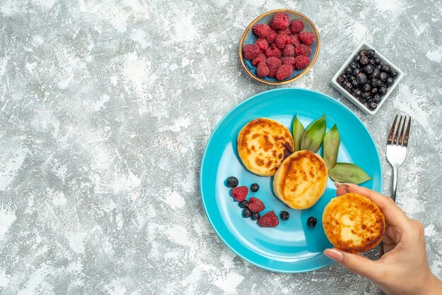 Draufsicht köstliche Muffins mit Beeren auf hellem Hintergrund