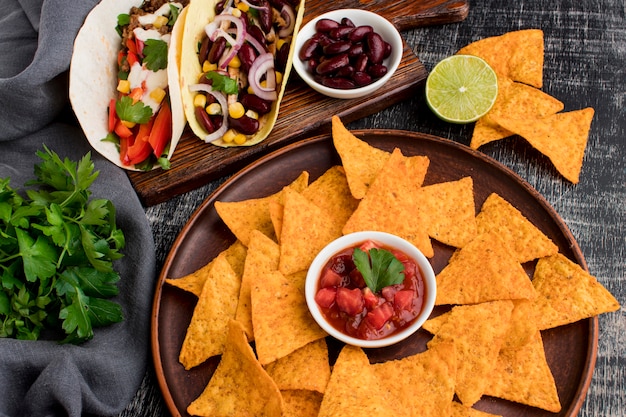 Draufsicht köstliche Nachos mit Tortillas