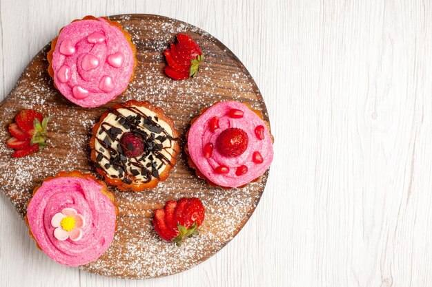 Draufsicht köstliche Obstkuchen cremige Desserts mit Früchten auf weißem Hintergrund Sahnetee Dessert Keks Kuchen Cookie