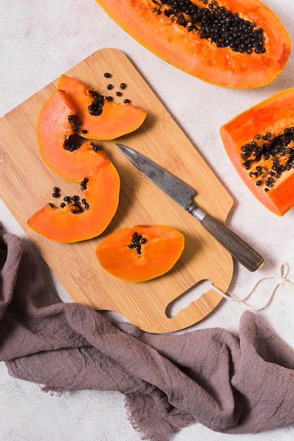 Draufsicht köstliche Papaya bereit, serviert zu werden