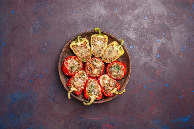 Draufsicht köstliche Paprika lecker gekochtes Gericht mit Fleisch auf dunklem Hintergrund Abendessen Gericht Fleisch backen Essen Salz