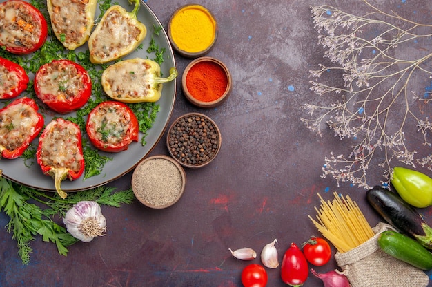 Draufsicht köstliche Paprika lecker gekochtes Gericht mit Fleisch und Gewürzen auf dunklem Boden Gericht Pfeffer Abendessen Essen würzig