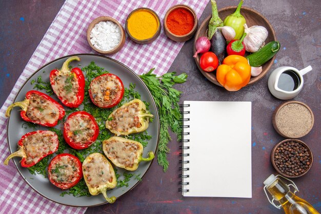 Draufsicht köstliche Paprika leckere gekochte Mahlzeit mit Fleisch und Grüns auf dunklem Hintergrund Abendessen Gericht Pfeffer würziges Essen