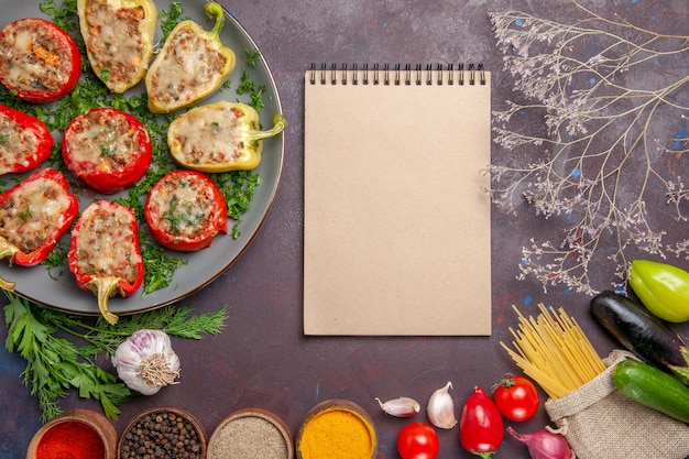 Draufsicht köstliche Paprika leckeres gekochtes Gericht mit Fleisch und Gewürzen auf dunklem Schreibtischgericht Pfeffer Abendessen Essen würzig